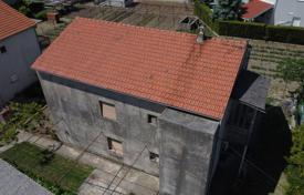 Дом в городе в Каштел-Лукшич, Сплитско-Далматинская жупания, Хорватия за 250 000 €