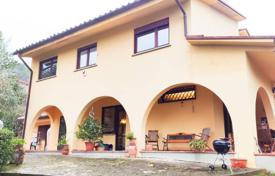 Трехэтажная вилла с садом и гаражом в Сан-Кашано-ин-Валь-ди-Пеза, Тоскана, Италия за 875 000 €
