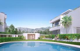 Уютный таунхаус с террасой, видом на море и садом в современной резиденции, на первой линии от пляжа, Фуэнхирола, Андалусия, Испания за 465 000 €