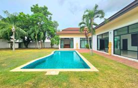 Дом с 3 спальнями и бассейном в поселке в Восточной Паттайе за 299 000 €