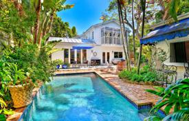Просторная вилла с задним двором, бассейном и зоной отдыха, террасой, двумя гаражами и садом, Корал Гейблс, США за 1 368 000 €