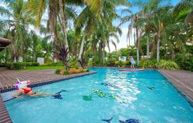 Уютная вилла с садом, задним двором, бассейном, зоной отдыха и двумя гаражами, Майами, США за $1 450 000