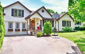 Дом в городе в Норт-Йорке, Торонто, Онтарио,  Канада за C$1 925 000