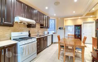 5-комнатный таунхаус в Perth Avenue за C$1 718 000