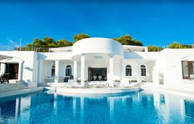 Белоснежная вилла с панорамной террасой и бассейном, на первой линии от пляжа Кала Хондаль, Ибица, Испания за 57 000 € в неделю