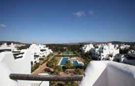 Комфортабельный пентхаус с парковкой, террасой и видом на море в жилом комплексе с бассейном и тренажерным залом, Сотогранде, Испания за 850 000 €