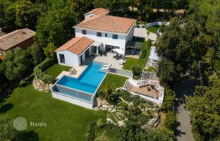 8-комнатная вилла в Рокфор-Ле-Пен за 2 790 000 €