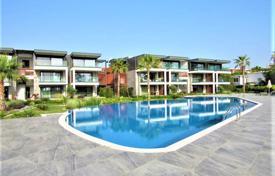 Новые трехкомнатные апартаменты в охраняемой резиденции с бассейном, на берегу моря, Кадикалеси, Турция за $336 000