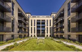 Просторные апартаменты в популярной резиденции с садом и подземной парковкой, рядом с Сити, Лондон, Великобритания за $1 565 000