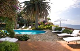 Красивая вилла с бассейном, садом и прямым выходом к морю, Сорренто, Италия за 7 500 € в неделю