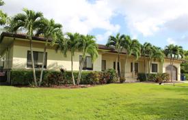 Уютная вилла с задним двором, бассейном, зоной отдыха, террасой и гаражом, Майами, США за $1 750 000