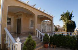 Уютный коттедж с террасой, задним двором, зоной отдыха и гаражом в жилом комплексе с бассейном, Пунта-Прима, Испания за 185 000 €