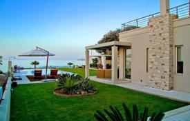 Новая вилла с прямым выходом к песчаному пляжу, Херсониссос, Крит, Греция за 6 200 € в неделю