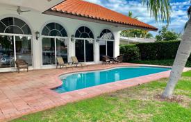 Просторная вилла с бассейном, зоной патио и двумя гаражами, Майами, США за $1 750 000
