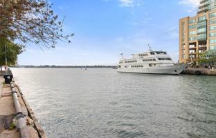 4-комнатная квартира на Харбор-сквер за C$922 000