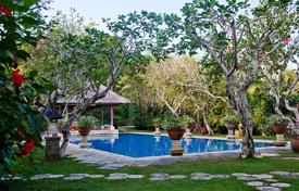 Вилла Waru Garden Residence в окружении роскошного сада за 6 100 € в неделю