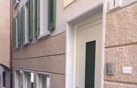 Исторический дом с магазином на первом этаже в Кампионе-д'Италия, Ломбардия, Италия за 824 000 €