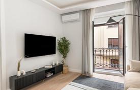 Меблированная квартира в оживлённом районе с магазинами, кафе и тавернами, Мадрид, Испания за 889 000 €