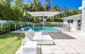 Роскошная вилла с задним двором, бассейном и террасой, Ки-Бискейн, США за $2 495 000