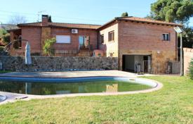 Двухэтажная вилла с бассейном и садом в комфортабельном жилом комплексе, рядом с пляжем, Льорет‑де-Мар, Испания за 533 000 €