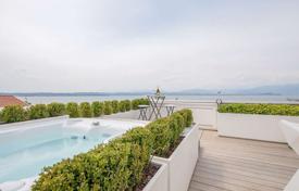 Трехэтажная вилла с бассейном, садом и гаражом рядом с пляжем, в живописном историческом городке Сирмионе, Италия за 1 490 000 €