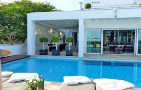Современная вилла с бассейном и садом в закрытой охраняемой резиденции, в 20 метрах от пляжа, Марбелья, Испания за 6 900 € в неделю