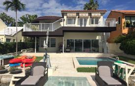 Просторная вилла с задним двором, бассейном, зоной отдыха, террасой и парковкой, Майами-Бич, США за $4 999 000