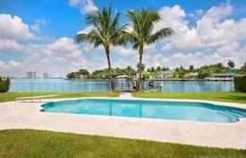 Просторная вилла с задним двором, бассейном, зоной отдыха и гаражом, Майами-Бич, США за $8 900 000
