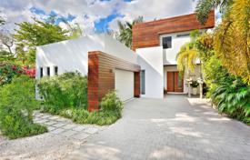 Тропическая вилла с частным садом, бассейном, гаражом и террасой, Майами, США за $2 035 000