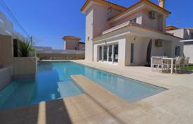 Двухэтажная меблированная вилла с бассейном в Торревьехе, Аликанте, Испания за 459 000 €