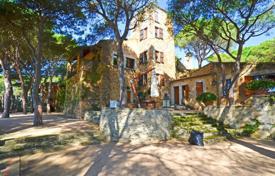 Аристократическое поместье на первой линии от моря в Калелья‑де-Палафружель, Каталония, Испания за 11 800 € в неделю