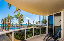 Меблированные апартаменты с террасой и видом на океан в современной резиденции, на первой линии от пляжа, Санни Айлс Бич, США за $820 000