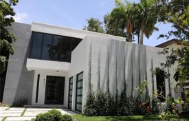 Просторная вилла с садом, задним двором, бассейном, зоной отдыха и двумя гаражами, Майами, США за $2 100 000