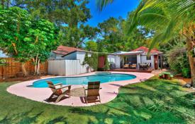 Уютная вилла с садом, задним двором, бассейном и зоной отдыха, Майами, США за $945 000