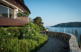 Просторные апартаменты с террасой и видом на море в жилом комплексе со всеми удобствами на первой береговой линии, Будва, Черногория за 1 025 000 €