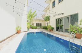 Вилла с бассейном и прямым выходом на пляж в престижном районе, Дубай, ОАЭ за $5 600 в неделю