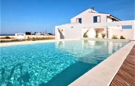 Красивая вилла с бассейном, средиземноморским садом и видом на море, Сиракузы, Италия за 980 000 €