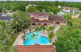 Просторная вилла с задним двором, бассейном, летней кухней, зоной отдыха, террасой и двумя гаражами, Майами, США за 1 824 000 €