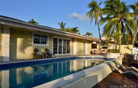 Просторная вилла с бассейном, задним двором и гаражом, Майами Бич, США за 1 598 000 €