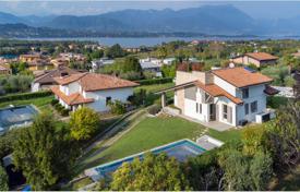 Отреставрированная вилла с красивым видом на озеро в Манерба-дель-Гарда, Ломбардия, Италия за 1 260 000 €