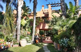 Комфортабельный таунхаус с садом, террасами и видом на море в жилом комплексе с бассейнами, Марбелья, Испания за 745 000 €