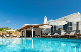 Двухэтажная изысканная вилла с бассейном и видом на океан у гольф-поля в Адехе, Тенерифе, Испания за 2 750 000 €