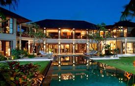 Элитная вилла с бассейном и садом в 100 метрах от пляжа, Семиньяк, Бали, Индонезия за 7 200 € в неделю