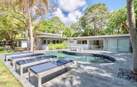 Комфортабельная вилла с задним двором, бассейном, летней кухней, двумя гаражами, Пайнкрест, США за $1 100 000