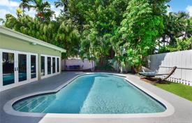 Комфортабельная вилла с задним двором, бассейном и террасой, Сарфсайд, США за $949 000