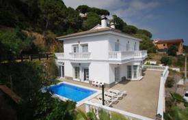 Элитная вилла с бассейном и панорамным видом на море в лучшем районе Льорет‑де-Мар, Испания за 1 024 000 €