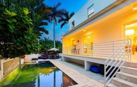 Просторная вилла с задним двором, бассейном, зоной отдыха, садом, террасой и гаражом, Майами, США за 1 635 000 €