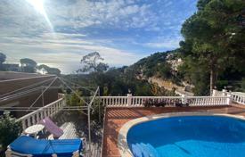 Двухэтажная вилла с бассейном и красивым видом на море в Льорет‑де-Маре, Каталония, Испания за 350 000 €