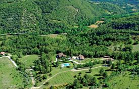 Поместье из трех фермерских домов с бассейном, окруженным садом — Кьюзи Делла Верна за 1 900 000 €