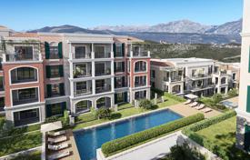Новая резиденция в большом элитном кластере на берегу моря с пляжами, гаванью и ресторанами, Тиват, Черногория за От 351 000 €